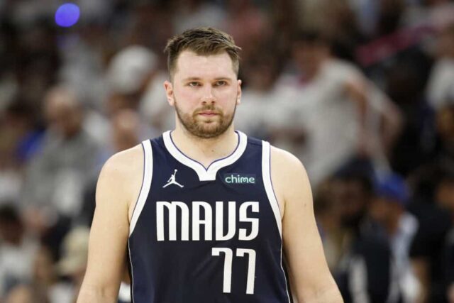 MINNEAPOLIS, MINNESOTA - 22 DE MAIO: Luka Doncic # 77 do Dallas Mavericks observa durante o segundo quarto contra o Minnesota Timberwolves no primeiro jogo das finais da Conferência Oeste no Target Center em 22 de maio de 2024 em Minneapolis, Minnesota.  NOTA AO USUÁRIO: O Usuário reconhece e concorda expressamente que, ao baixar e/ou usar esta fotografia, o Usuário está concordando com os termos e condições do Contrato de Licença da Getty Images.