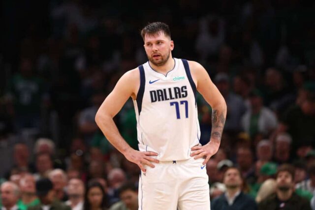 BOSTON, MASSACHUSETTS - 9 DE JUNHO: Luka Doncic # 77 do Dallas Mavericks assiste durante o terceiro quarto contra o Boston Celtics no segundo jogo das finais da NBA de 2024 no TD Garden em 9 de junho de 2024 em Boston, Massachusetts.  NOTA AO USUÁRIO: O Usuário reconhece e concorda expressamente que, ao baixar e/ou usar esta fotografia, o Usuário está concordando com os termos e condições do Contrato de Licença da Getty Images. 