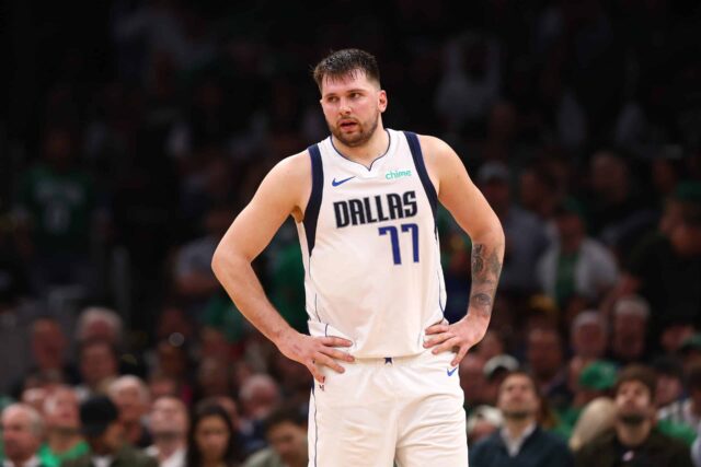 BOSTON, MASSACHUSETTS - 09 DE JUNHO: Luka Doncic # 77 do Dallas Mavericks assiste durante o terceiro quarto contra o Boston Celtics no segundo jogo das finais da NBA de 2024 no TD Garden em 09 de junho de 2024 em Boston, Massachusetts.  NOTA AO USUÁRIO: O Usuário reconhece e concorda expressamente que, ao baixar e/ou usar esta fotografia, o Usuário está concordando com os termos e condições do Contrato de Licença da Getty Images.