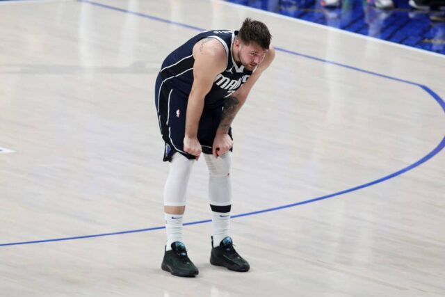 DALLAS, TEXAS - 12 DE JUNHO: Luka Dončić nº 77 do Dallas Mavericks assiste ao quarto período contra o Boston Celtics no terceiro jogo das finais da NBA de 2024 no American Airlines Center em 12 de junho de 2024 em Dallas, Texas.  NOTA AO USUÁRIO: O Usuário reconhece e concorda expressamente que, ao baixar e/ou usar esta fotografia, o Usuário está concordando com os termos e condições do Contrato de Licença da Getty Images.