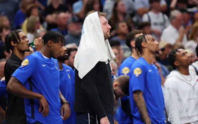 DALLAS, TEXAS - 12 DE JUNHO: Luka Dončić nº 77 do Dallas Mavericks observa do banco depois de sofrer uma falta no quarto período contra o Boston Celtics no terceiro jogo das finais da NBA de 2024 no American Airlines Center em 12 de junho de 2024 em Dallas , Texas.  NOTA AO USUÁRIO: O Usuário reconhece e concorda expressamente que, ao baixar e/ou usar esta fotografia, o Usuário está concordando com os termos e condições do Contrato de Licença da Getty Images. 