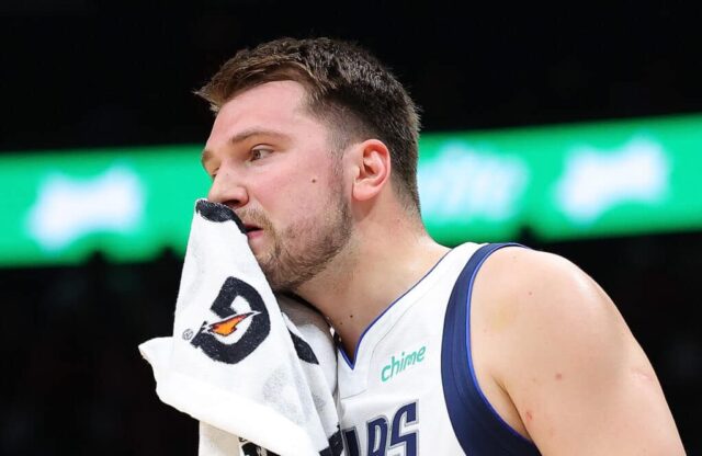 Luka Doncic #77 do Dallas Mavericks reage contra o Atlanta Hawks durante o primeiro quarto na State Farm Arena em 2 de abril de 2023 em Atlanta, Geórgia.  NOTA AO USUÁRIO: O Usuário reconhece e concorda expressamente que, ao baixar e/ou usar esta fotografia, o Usuário está concordando com os termos e condições do Contrato de Licença da Getty Images.