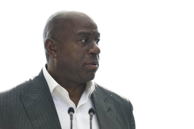 O proprietário Earvin 'Magic' Johnson fala durante uma cerimônia do recém-renomeado BMO Stadium no BMO Stadium em 3 de março de 2023 em Los Angeles, Califórnia.