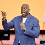 Magic Johnson fala durante a Cúpula Inaugural da Cultura da Democracia, When We All Vote, em 13 de junho de 2022, em Los Angeles, Califórnia.