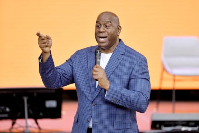 Magic Johnson fala durante a Cúpula Inaugural da Cultura da Democracia, When We All Vote, em 13 de junho de 2022, em Los Angeles, Califórnia.