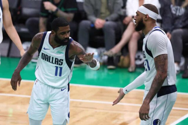 BOSTON, MASSACHUSETTS - 09 DE JUNHO: Kyrie Irving # 11 e Daniel Gafford # 21 do Dallas Mavericks high five durante o quarto período contra o Boston Celtics no segundo jogo das finais da NBA de 2024 no TD Garden em 09 de junho de 2024 em Boston, Massachusetts .  NOTA AO USUÁRIO: O Usuário reconhece e concorda expressamente que, ao baixar e/ou usar esta fotografia, o Usuário está concordando com os termos e condições do Contrato de Licença da Getty Images.