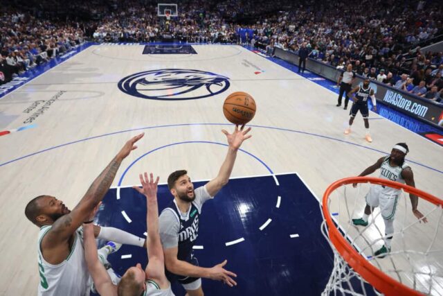 DALLAS, TEXAS - 12 DE JUNHO: Maxi Kleber nº 42 do Dallas Mavericks tenta um chute enquanto é defendido por Xavier Tillman nº 26 e Sam Hauser nº 30 do Boston Celtics no terceiro quarto do terceiro jogo das finais da NBA de 2024 na American Airlines Center em 12 de junho de 2024 em Dallas, Texas.  NOTA AO USUÁRIO: O Usuário reconhece e concorda expressamente que, ao baixar e/ou usar esta fotografia, o Usuário está concordando com os termos e condições do Contrato de Licença da Getty Images. 