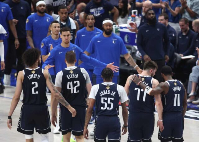 DALLAS, TEXAS - 14 DE JUNHO: Luka Doncic nº 77 e Kyrie Irving nº 11 do Dallas Mavericks conversam durante o terceiro quarto contra o Boston Celtics no jogo quatro das finais da NBA de 2024 no American Airlines Center em 14 de junho de 2024 em Dallas, Texas .  NOTA AO USUÁRIO: O Usuário reconhece e concorda expressamente que, ao baixar e/ou usar esta fotografia, o Usuário está concordando com os termos e condições do Contrato de Licença da Getty Images.