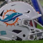 Um capacete dos Dolphins aguarda na linha lateral para a próxima série durante o jogo de futebol entre o Miami Dolphins e o Houston Texans em 25 de outubro de 2018 no NRG Stadium em Houston, Texas.