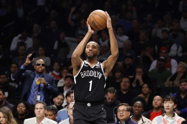 Mikal Bridges, número 1 do Brooklyn Nets, arremessa a bola contra o Philadelphia 76ers durante a primeira metade do terceiro jogo dos playoffs da primeira rodada da Conferência Leste no Barclays Center em 20 de abril de 2023, no bairro do Brooklyn, na cidade de Nova York.  NOTA AO USUÁRIO: O Usuário reconhece e concorda expressamente que, ao baixar e/ou usar esta fotografia, o Usuário está concordando com os termos e condições do Contrato de Licença da Getty Images.