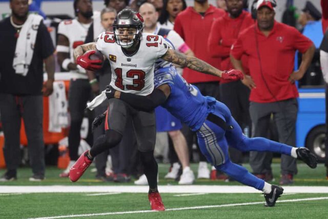 DETROIT, MICHIGAN - 21 DE JANEIRO: Mike Evans nº 13 do Tampa Bay Buccaneers recebe um passe na frente de Ifeatu Melifonwu nº 6 do Detroit Lions durante o segundo quarto do jogo NFC Divisional Playoff no Ford Field em 21 de janeiro de 2024 em Detroit , Michigan. 