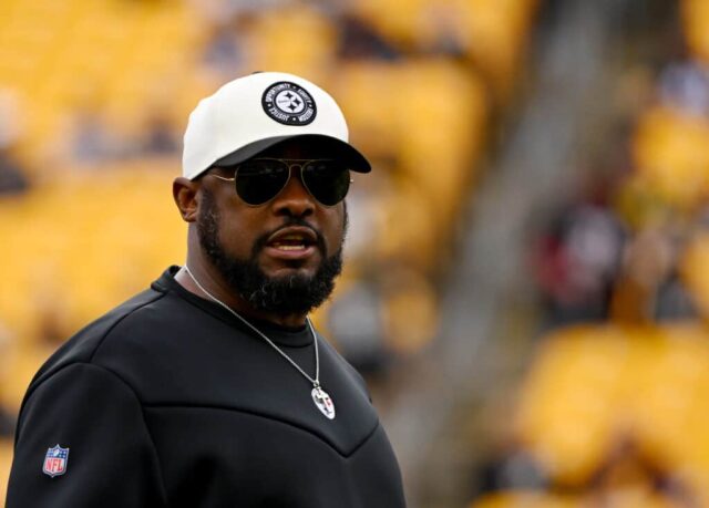 PITTSBURGH, PENSILVÂNIA - 03 DE DEZEMBRO: O técnico Mike Tomlin do Pittsburgh Steelers observa durante o aquecimento antes do jogo contra o Arizona Cardinals no Acrisure Stadium em 03 de dezembro de 2023 em Pittsburgh, Pensilvânia