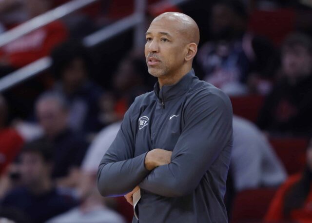 HOUSTON, TEXAS - 01 DE JANEIRO: O técnico do Detroit Pistons, Monty Williams, enfrenta o Houston Rockets durante o primeiro tempo no Toyota Center em 01 de janeiro de 2024 em Houston, Texas.  NOTA AO USUÁRIO: O Usuário reconhece e concorda expressamente que, ao baixar e/ou usar esta fotografia, o Usuário está concordando com os termos e condições do Contrato de Licença da Getty Images. 