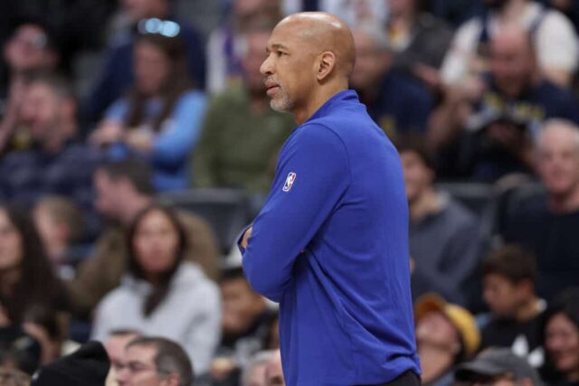 DENVER, COLORADO - 07 DE JANEIRO: O técnico Monty Williams do Detroit Pistons observa enquanto seu time joga contra o Denver Nuggets no primeiro quarto na Ball Arena em 07 de janeiro de 2024 em Denver, Colorado.  NOTA AO USUÁRIO: O Usuário reconhece e concorda expressamente que, ao baixar e/ou usar esta fotografia, o Usuário está concordando com os termos e condições do Contrato de Licença da Getty Images.