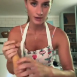 TikToker, Lilly Gaddis, usa insultos raciais em um vídeo de culinária enquanto usava um avental.