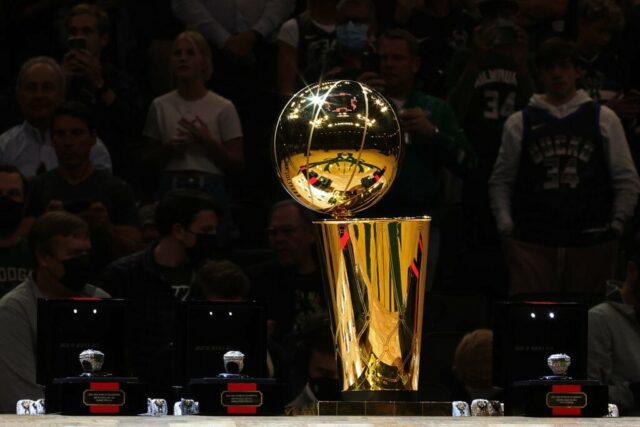 MILWAUKEE, WISCONSIN - 19 DE OUTUBRO: Uma visão detalhada do Troféu do Campeonato Larry O'Brien e dos anéis do Campeonato da NBA de 2021 antes de um jogo entre o Milwaukee Bucks e o Brooklyn Nets no Fiserv Forum em 19 de outubro de 2021 em Milwaukee, Wisconsin.  NOTA AO USUÁRIO: O Usuário reconhece e concorda expressamente que, ao baixar e/ou usar esta fotografia, o Usuário está concordando com os termos e condições do Contrato de Licença da Getty Images.