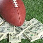 Futebol NFL em campo com uma pilha de dinheiro