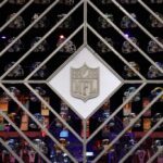 LAS VEGAS, NEVADA - FEVEREIRO 06: Uma visão geral do logotipo da NFL exibido no NFL Super Bowl Experience antes do Super Bowl LVIII em 06 de fevereiro de 2024 em Las Vegas, Nevada.