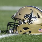 O capacete do New Orleans Saints repousa em campo antes de um jogo da NFL entre o New Orleans Saints e o Tampa Bay Buccaneers em 31 de dezembro de 2017, no Raymond James Stadium em Tampa, FL.