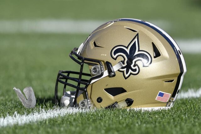 O capacete do New Orleans Saints repousa em campo antes de um jogo da NFL entre o New Orleans Saints e o Tampa Bay Buccaneers em 31 de dezembro de 2017, no Raymond James Stadium em Tampa, FL.