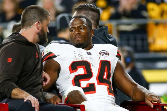 Nick Chubb # 24 do Cleveland Browns é retirado do campo após sofrer uma lesão no joelho durante o segundo quarto contra o Pittsburgh Steelers no Acrisure Stadium em 18 de setembro de 2023 em Pittsburgh, Pensilvânia.