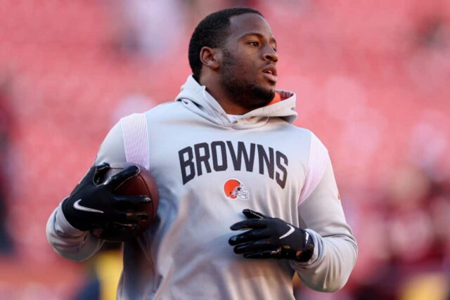 Nick Chubb nº 24 do Cleveland Browns se aquece antes de jogar contra o Washington Commanders no FedExField em 1º de janeiro de 2023 em Landover, Maryland.