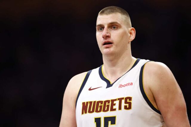 LOS ANGELES, CALIFÓRNIA - 08 DE FEVEREIRO: Nikola Jokic # 15 do Denver Nuggets na Crypto.com Arena em 08 de fevereiro de 2024 em Los Angeles, Califórnia.  NOTA AO USUÁRIO: O usuário reconhece e concorda expressamente que, ao baixar e/ou usar esta fotografia, o usuário concorda com os termos e condições do Contrato de Licença da Getty Images.