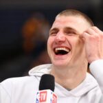 Nikola Jokic nº 15 do Denver Nuggets é entrevistado após uma vitória por 104-93 contra o Miami Heat no primeiro jogo das finais da NBA de 2023 na Ball Arena em 01 de junho de 2023 em Denver, Colorado.  NOTA AO USUÁRIO: O usuário reconhece e concorda expressamente que, ao baixar e/ou usar esta fotografia, o usuário concorda com os termos e condições do Contrato de Licença da Getty Images.