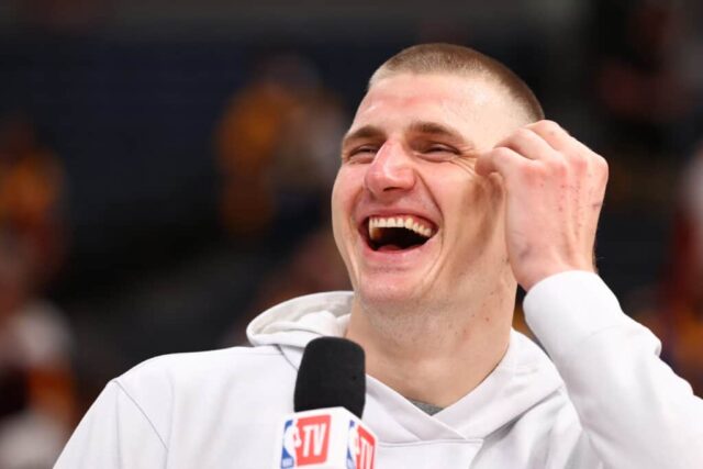 Nikola Jokic nº 15 do Denver Nuggets é entrevistado após uma vitória por 104-93 contra o Miami Heat no primeiro jogo das finais da NBA de 2023 na Ball Arena em 01 de junho de 2023 em Denver, Colorado.  NOTA AO USUÁRIO: O usuário reconhece e concorda expressamente que, ao baixar e/ou usar esta fotografia, o usuário concorda com os termos e condições do Contrato de Licença da Getty Images.