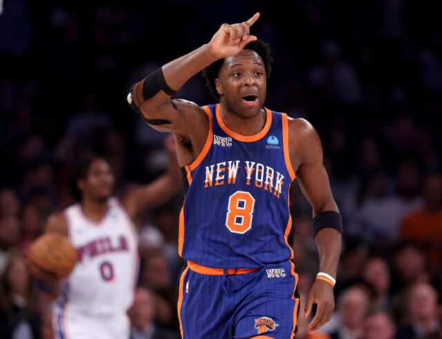 NOVA IORQUE, NOVA IORQUE - 30 DE ABRIL: OG Anunoby # 8 do New York Knicks comemora uma chance durante o primeiro tempo contra o Philadelphia 76ers no Madison Square Garden em 30 de abril de 2024 na cidade de Nova York.  NOTA AO USUÁRIO: O Usuário reconhece e concorda expressamente que, ao baixar e/ou usar esta fotografia, o Usuário está concordando com os termos e condições do Contrato de Licença da Getty Images. 