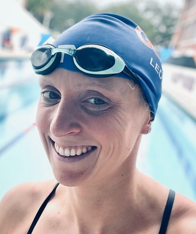 Katie Ledecky tira uma selfie na piscina