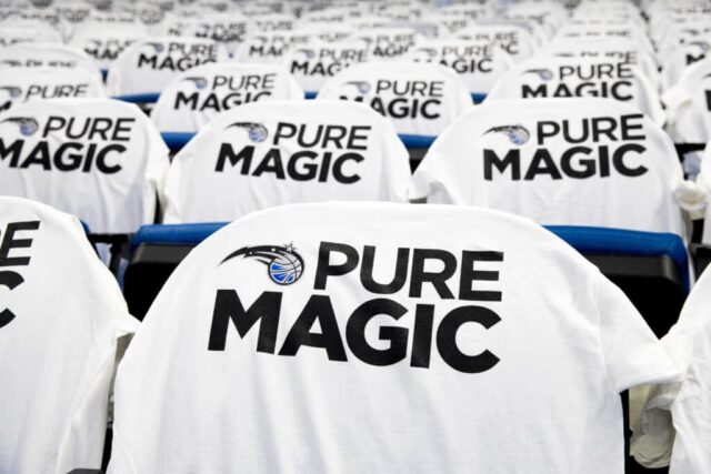 Camisetas com o logotipo do Orlando Magic estão penduradas nos assentos dos espectadores antes da noite de estreia em 26 de outubro de 2016 no Amway Center em Orlando, Flórida.  NOTA AO USUÁRIO: O Usuário reconhece e concorda expressamente que, ao baixar e/ou usar esta fotografia, o Usuário está concordando com os termos e condições do Contrato de Licença da Getty Images.