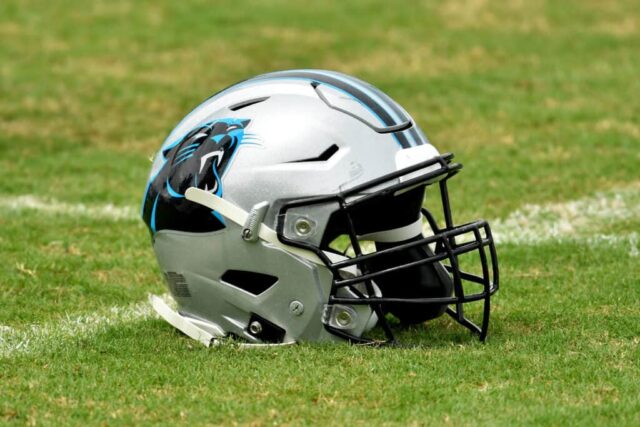 Foto detalhada de um capacete do Carolina Panthers durante uma sessão de campo de treinamento no Bank of America Stadium em 24 de agosto de 2020 em Charlotte, Carolina do Norte.