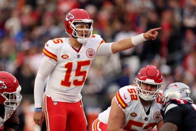 FOXBOROUGH, MASSACHUSETTS - 17 DE DEZEMBRO: Patrick Mahomes # 15 do Kansas City Chiefs convoca uma jogada durante o segundo tempo contra o New England Patriots no Gillette Stadium em 17 de dezembro de 2023 em Foxborough, Massachusetts.