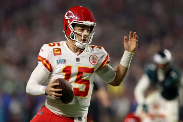 Patrick Mahomes, nº 15 do Kansas City Chiefs, espera passar contra o Philadelphia Eagles durante o terceiro quarto do Super Bowl LVII no State Farm Stadium em 12 de fevereiro de 2023 em Glendale, Arizona.