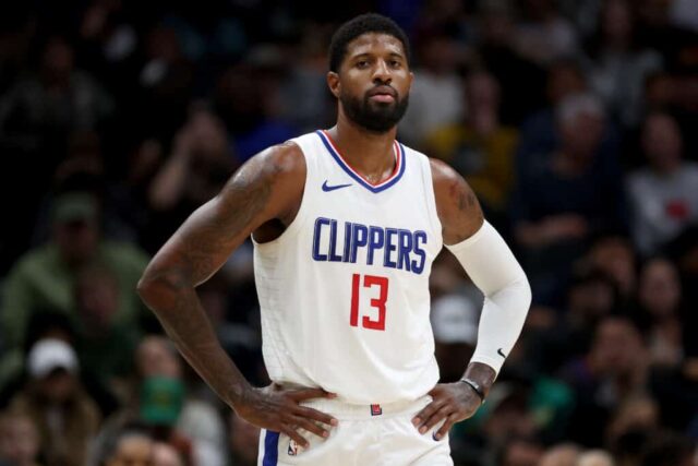 Paul George # 13 do LA Clippers observa durante o primeiro quarto do Rain City Showcase em um jogo de pré-temporada da NBA na Climate Pledge Arena em 10 de outubro de 2023 em Seattle, Washington.