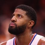 Paul George nº 13 do LA Clippers no banco durante a primeira metade do jogo da NBA no Footprint Center em 16 de fevereiro de 2023 em Phoenix, Arizona.  NOTA AO USUÁRIO: O Usuário reconhece e concorda expressamente que, ao baixar e/ou usar esta fotografia, o Usuário está concordando com os termos e condições do Contrato de Licença da Getty Images.