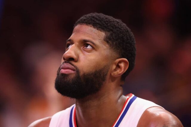 Paul George nº 13 do LA Clippers no banco durante a primeira metade do jogo da NBA no Footprint Center em 16 de fevereiro de 2023 em Phoenix, Arizona.  NOTA AO USUÁRIO: O Usuário reconhece e concorda expressamente que, ao baixar e/ou usar esta fotografia, o Usuário está concordando com os termos e condições do Contrato de Licença da Getty Images.