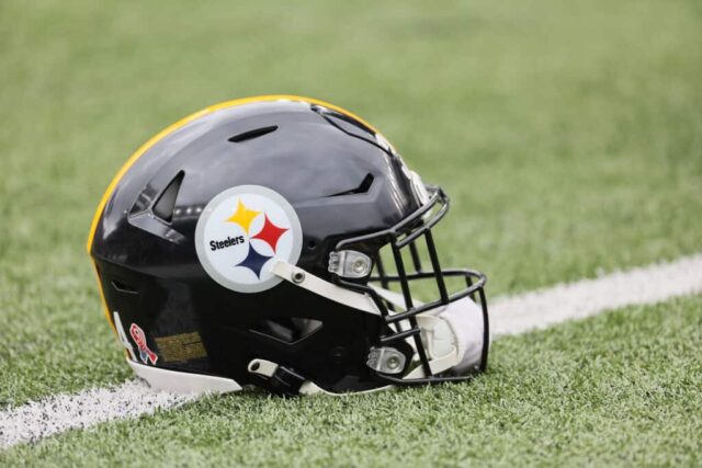 CINCINNATI, OHIO - 11 DE SETEMBRO: Um capacete do Pittsburgh Steelers em campo durante o jogo contra o Cincinnati Bengals no Paycor Stadium em 11 de setembro de 2022 em Cincinnati, Ohio. 