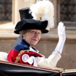 Princesa Anne acena durante a cerimônia da Ordem da Jarreteira no Castelo de Windsor