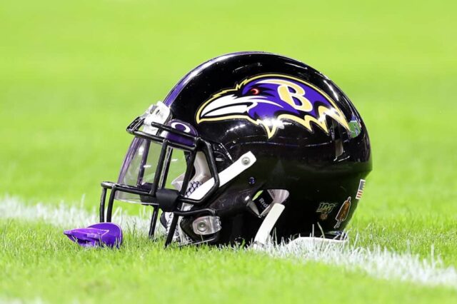 Um detalhe de um capacete do Baltimore Ravens antes do jogo do AFC Divisional Playoff entre o Baltimore Ravens e o Tennessee Titans no M&T Bank Stadium em 11 de janeiro de 2020 em Baltimore, Maryland.