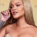 Um close de Rihanna no tapete vermelho da Rihanna x Fenty Beauty Lançamento de novo produto para Fenty Beauty Soft'Lit Naturally Luminous Longwear Foundation