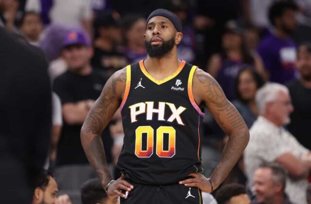 PHOENIX, ARIZONA - 28 DE ABRIL: Royce O'Neale # 00 do Phoenix Suns durante a segunda metade do jogo quatro dos Playoffs da Primeira Rodada da Conferência Oeste no Footprint Center em 28 de abril de 2024 em Phoenix, Arizona.  Os Timberwolves derrotaram o Suns por 122-116 e venceram a série por 4-0.  NOTA AO USUÁRIO: O Usuário reconhece e concorda expressamente que, ao baixar e/ou usar esta fotografia, o Usuário está concordando com os termos e condições do Contrato de Licença da Getty Images. 