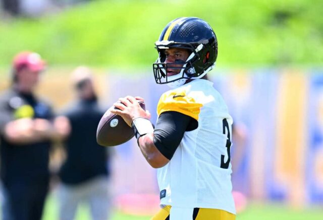 PITTSBURGH, PENSILVÂNIA - 6 DE JUNHO: Russell Wilson nº 3 do Pittsburgh Steelers parece passar durante o treino fora de temporada do Pittsburgh Steelers OTA no UPMC Rooney Sports Complex em 6 de junho de 2024 em Pittsburgh, Pensilvânia. 