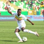 O atacante senegalês Nicolas Jackson chuta a bola durante a partida de futebol do grupo C da Copa das Nações Africanas (CAN) 2024 entre Senegal e Gâmbia