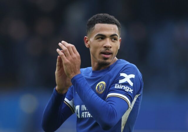 Levi Colwill, do Chelsea, aplaude os torcedores no apito final durante a partida da Premier League entre Chelsea FC e Fulham em Stamford Bridge