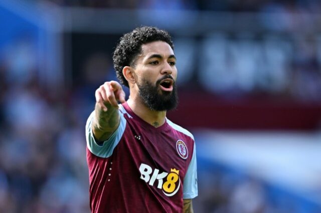 Douglas Luiz, do Aston Villa, reage durante a partida da Premier League entre Aston Villa e Brentford 