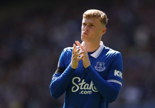 LIVERPOOL, INGLATERRA - 11 DE MAIO: Jarrad Branthwaite do Everton aplaude os torcedores durante a partida da Premier League entre Everton FC e Sheffield United em Goodison Park em 11 de maio de 2024 em Liverpool, Inglaterra.  (Foto de Lewis Storey/Getty Images)