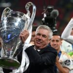 O técnico do Real Madrid, Carlo Ancelotti, levanta o troféu para comemorar a vitória no final da final da UEFA Champions League entre Borussia Dortmund e Real Madrid
