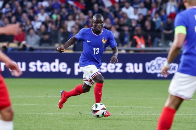 N'Golo Kante, da França, controla a bola durante o amistoso internacional entre França e Luxemburgo